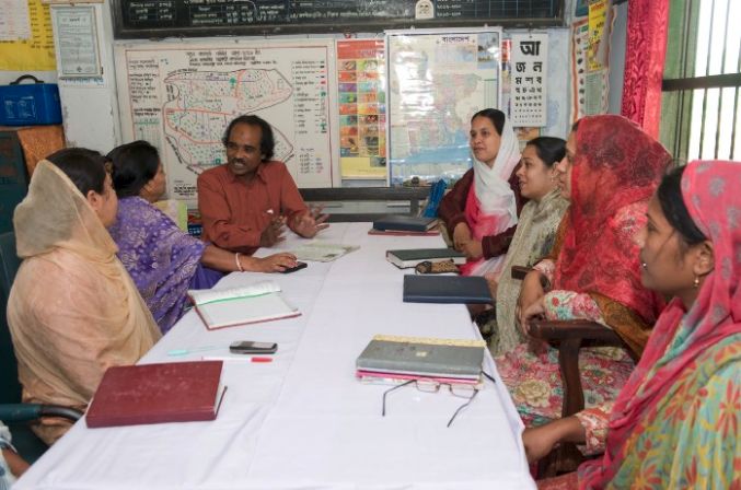 Group of teachers having a discussion at a table.